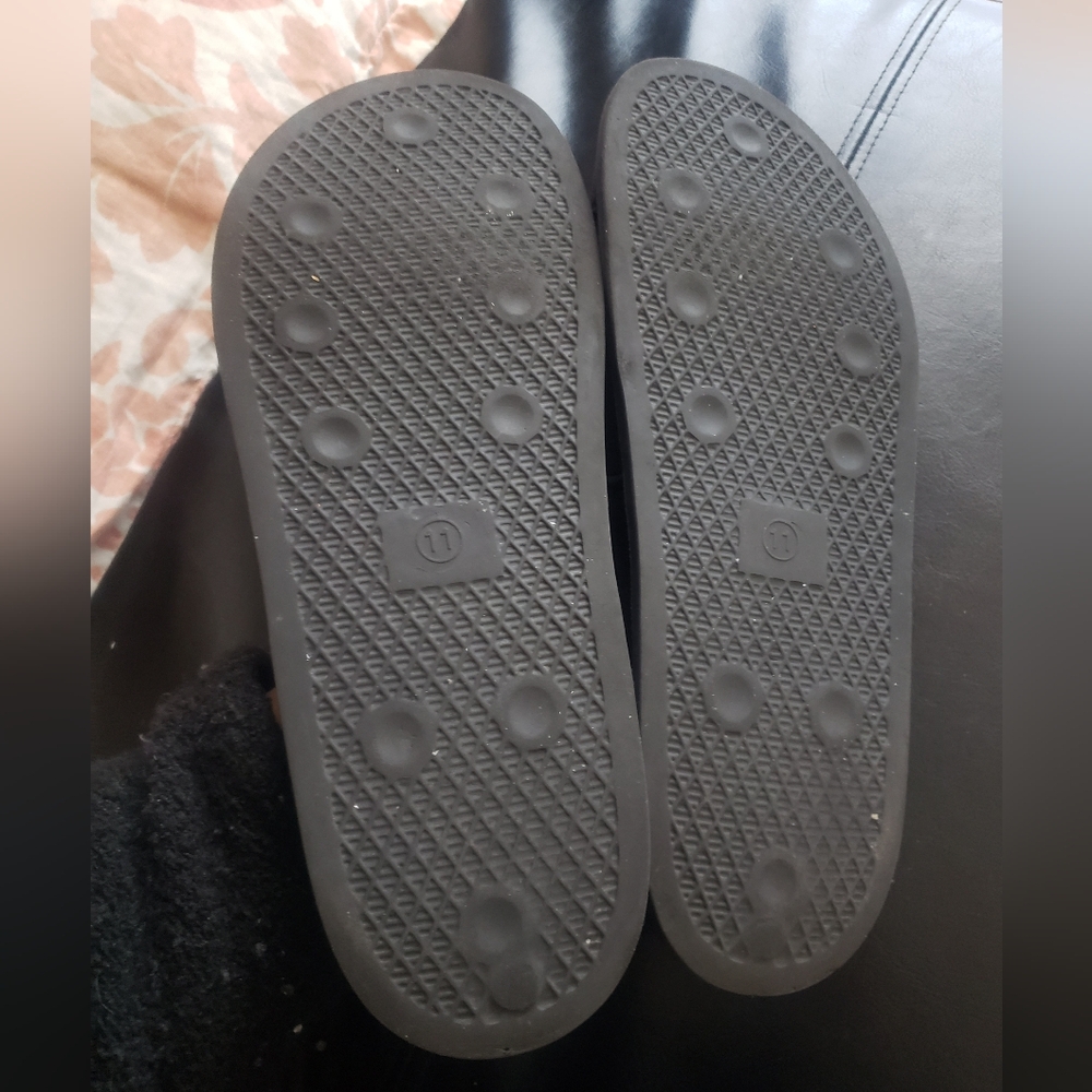 Toronto Raptors Black Slide Sandals - Picture 4 of 4